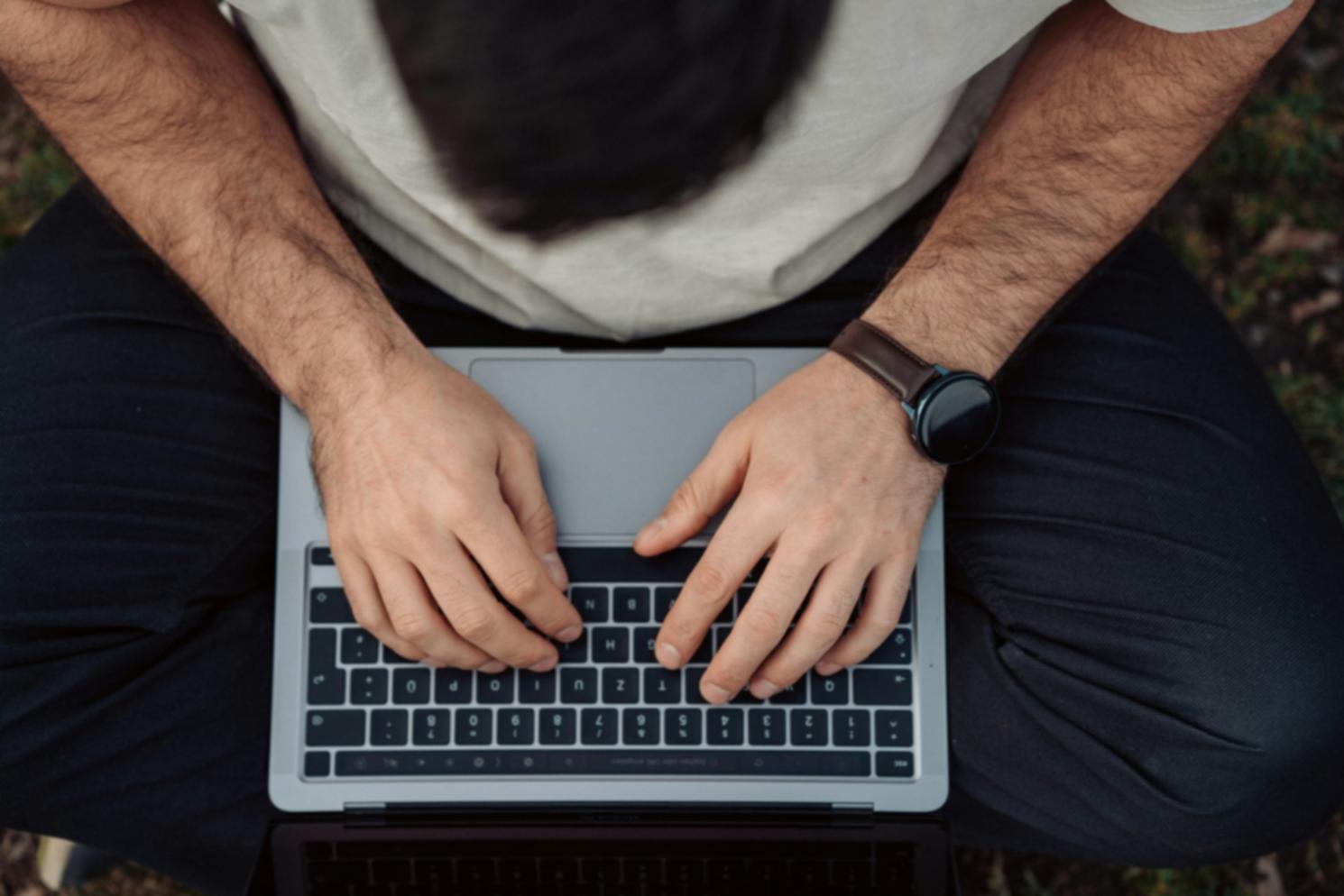 Arbeitsplatz mit Finanzunterlagen und Laptop