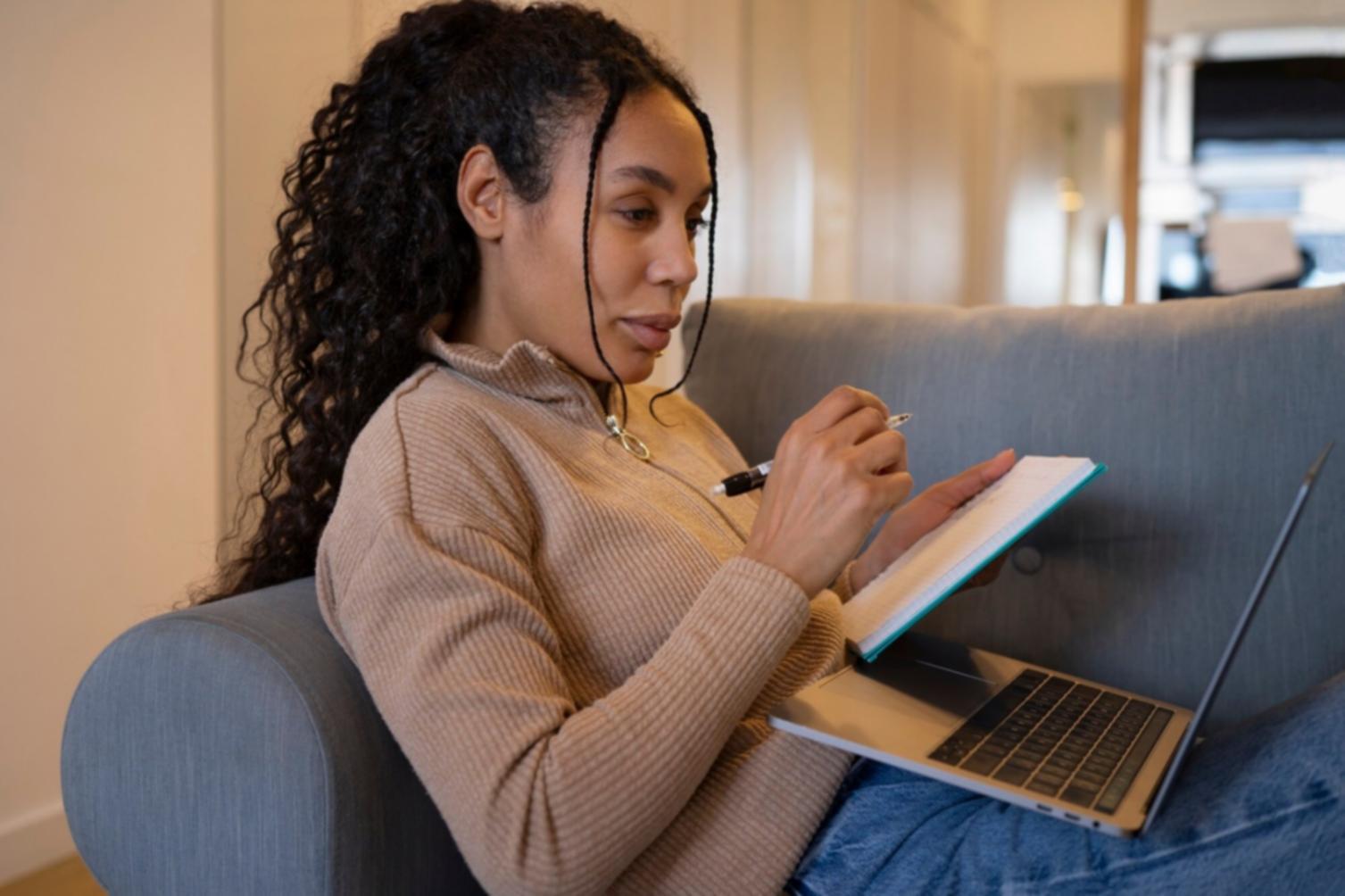 Professionelle Finanzanalyse in modernem Arbeitsumfeld