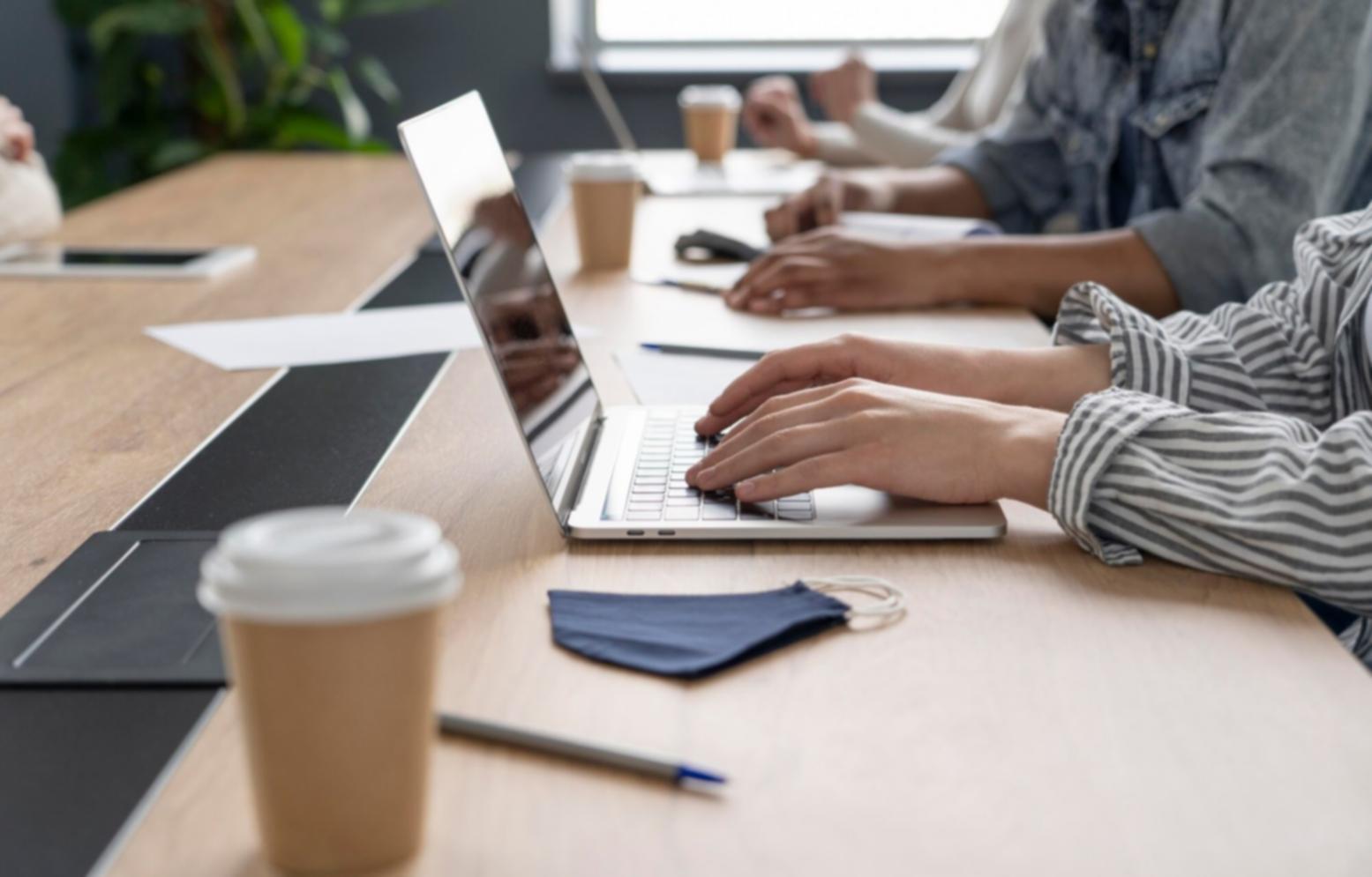 Finanzanalyse Arbeitsplatz mit Dokumenten und digitalen Tools