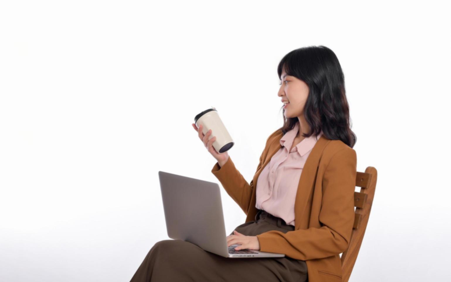 Finanzielle Kennzahlen und Diagramme auf Monitor